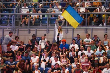 U tišini je Ruskinja protestirala s ukrajinskom zastavom, a nastao je cirkus: 'Nije lijepo vršiti invaziju na drugu zemlju'