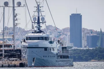 Jeff Bezos je u Hrvatskoj? Luksuzna jahta Koru uplovila u Kaštela pod strogim osiguranjem