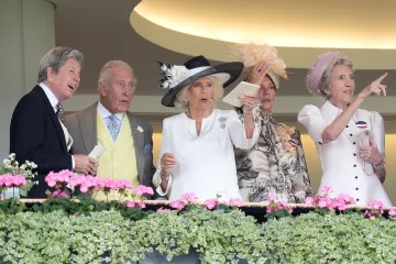 Engleski kralj i kraljica nisu mogli vjerovati svojim očima: Apsolutni kaos na slavnoj utrci