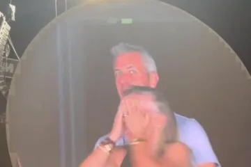 Oženjeni direktor poznate tvrtke uhvaćen sa ljubavnicom (inače udana) na koncertu Coldplaya