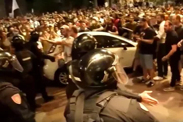 Totalna eskalacija prosvjeda: Lete jaja, dimne bombe, žestoki sukobi prosvjednika i policije