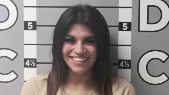 Sretno lice osvetnice: Pro&scaron;la je kroz život biv&scaron;eg poput uragana i sva ponosna zablistala ispred policijskih kamera