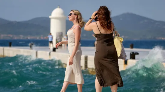 Bosonoga plavu&scaron;a pozirala uz valove poput vile: Vjetar joj nije smetao