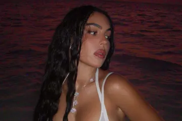 Georgina pozirala u uskom kompletu, ali detalj na fotografiji otkriva više o zarukama