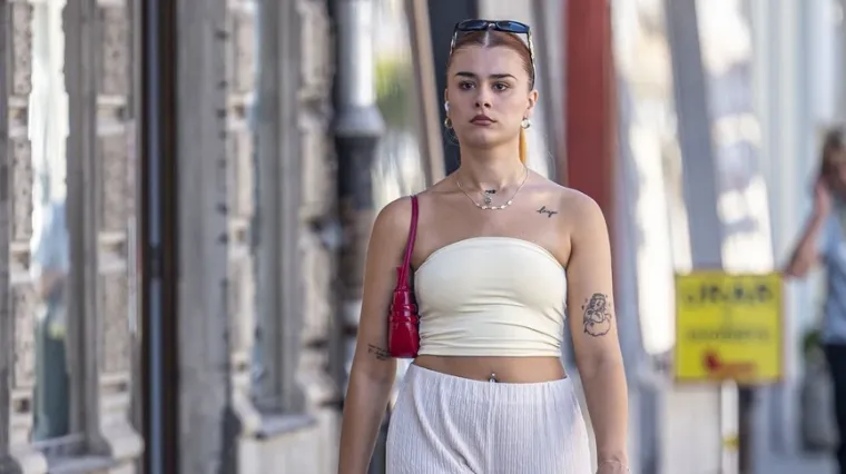 U kratkom topiću i s pirsanim pupkom: Karlovčanka vatrene narančaste kose glavna atrakcija &scaron;etnice