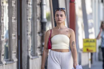 U kratkom topiću i s pirsanim pupkom: Karlovčanka vatrene narančaste kose glavna atrakcija šetnice