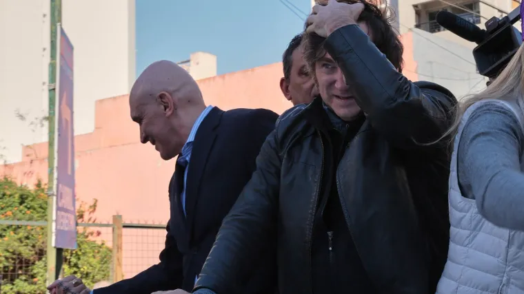 Ogorčeni prosvjednici kamenovali predsjednika dok je virio kroz krov limuzine