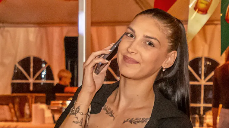 U uskom korzetu i obasuta tetovažama: Zanosna Osječanka u fatalnoj kombinaciji nije pro&scaron;la nezamijećeno