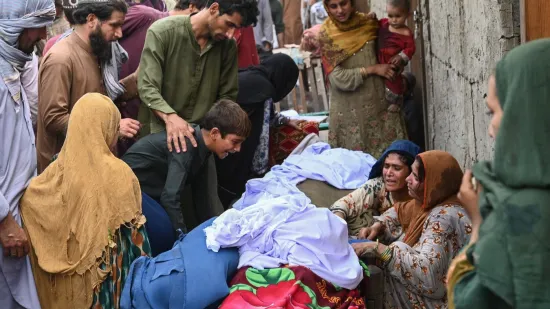 Tuga i jad: Preživjeli pokapaju mrtve, a strahuje se da je masa ljudi ostala zatrpana