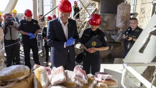 Božinović presretan pozirao kraj tone kokaina, heroina i trave prije nego &scaron;to je nestala u plamenu