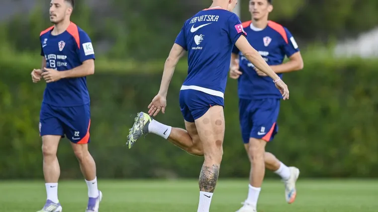 Peri&scaron;ić pokazao čudne fleke na nogama, a jedan detalj mogao bi nas zabrinuti: Drži li se to Vatreni za zadnju ložu?