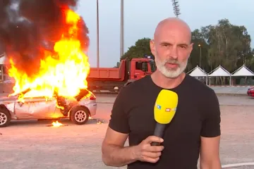 Eksplozije iza leđa reportera Borisa Miševića! Buktinja gutala auto, pogledajte što se dogodilo!