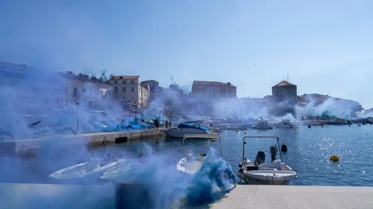 Do&scaron;etali se i &scaron;ou je počeo: Bad Blue Boys obojili rivu u plavo!