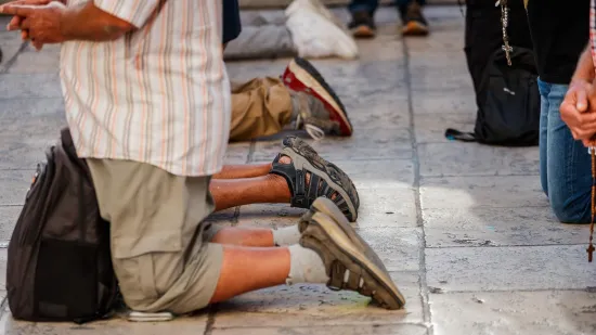 Sa slikom Marije za boljitak 'jačeg' spola: Pogledajte koliko je mu&scaron;karaca danas kleknulo