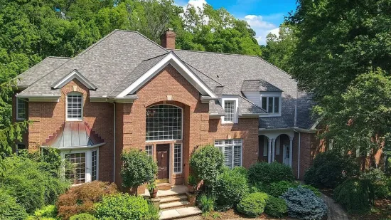 Iz ove kuće ne morate izlaziti do kraja života: Vlastiti pub, zabava i luksuz, a cijena prava sića