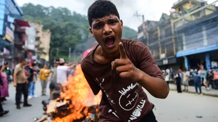 Sve zbog zabrane dru&scaron;tvenih mreža? Krv, kaos i vatra na ulicama grada, drugi dan za redom