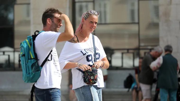 Roza kosa i chic tetovaže: Hrabri stil samozatajne djevojke u bijelom bio je pravo osvježenje