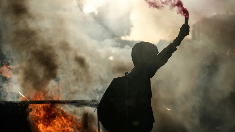 Barikade, paljevine i sukobi s policijom: Pogledajte kako Francuzi protestiraju protiv vlade