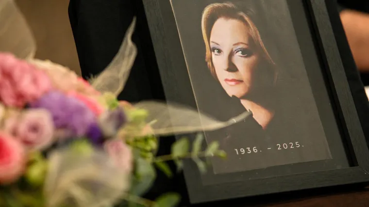 Tužni prizori okupljenih: Brojni kolege i prijatelji oprostili se od voljene Gabi Novak