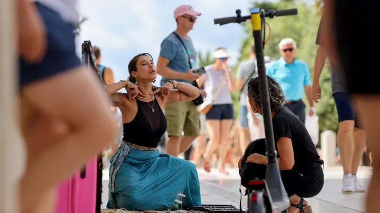 Vruća nedjelja u Zadru: Djevojke zapalile rivu, ovako se iskori&scaron;tavaju zadnji dani ljeta