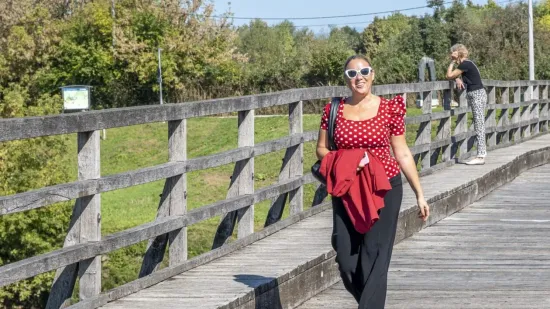 Korana je prekrasna, ali ova plavu&scaron;a u crvenom bacila ju je u potpuno sporedni plan