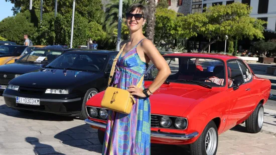Invazija turista na hrvatski grad, a uglancani oldtimeri privlačili poglede