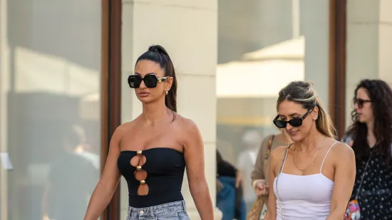 Dekolte koji je osvojio &scaron;picu: Jednostavnim outfitom učinila da svi gledaju samo u nju