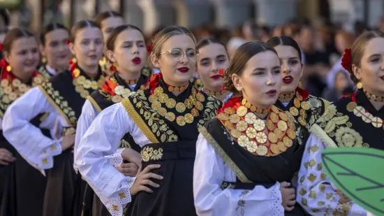 Ljepota, mladost i rasko&scaron;ne no&scaron;nje: Bajkoviti prizori s Vinkovačkih jeseni, među krasoticama i Mongolka