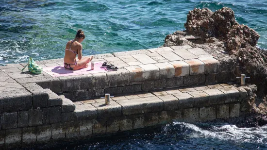 Brineta u roza bikiniju nije trebala nikoga: Ljepotica tamnog tena uživala u vlastitom dru&scaron;tvu