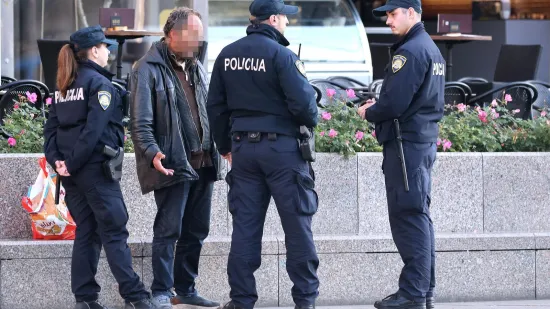 Ovaj mu&scaron;karac danima provodi na glavnom trgu: Policajci su ga opkolili, evo &scaron;to su otkrili