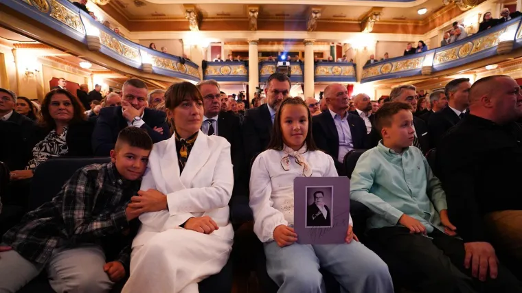 Suze, zagrljaji i ti&scaron;ina: Pogledajte emotivne prizore s komemoracije Halida Be&scaron;lića