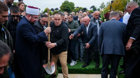 Pogledajte pogreb Halida Be&scaron;lića: Oko 100 tisuća ljudi ispratilo kralja narodne glazbe