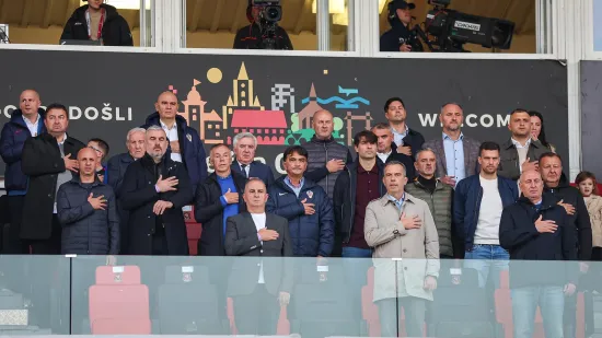 Pazite u čijem dru&scaron;tvu Dalić i Mandžukić gledaju mlade Vatrene