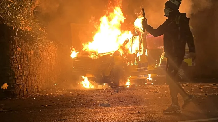 Dosta im je migranata! Prosvjednici se sukobili s policijom nakon napada na maloljetnicu