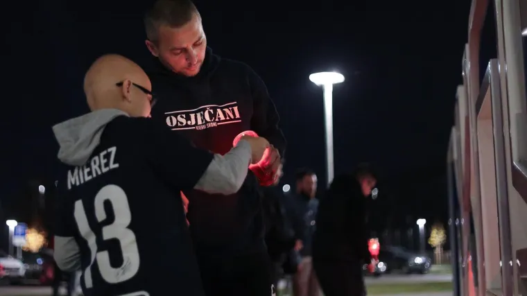 Navijači Osijeka pale svijeće ispred stadiona, igrači u karanteni: 'Za ono &scaron;to je klub nekoć bio'