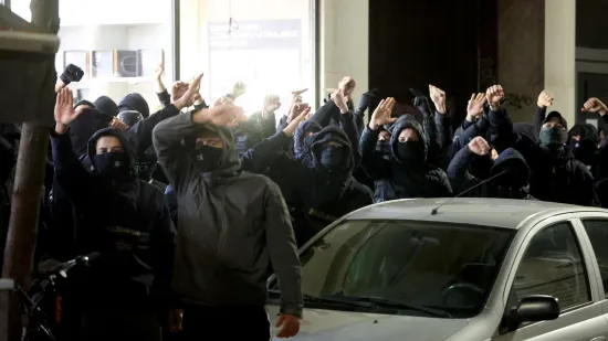 Maskirani tipovi skandirali usta&scaron;ki pozdrav pred Srpskim kulturnim centrom