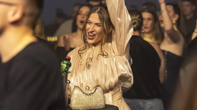 Publika plesala, ali ona je bila spektakl: Zgodna legica u zlatnoj haljinici zapalila Osijek