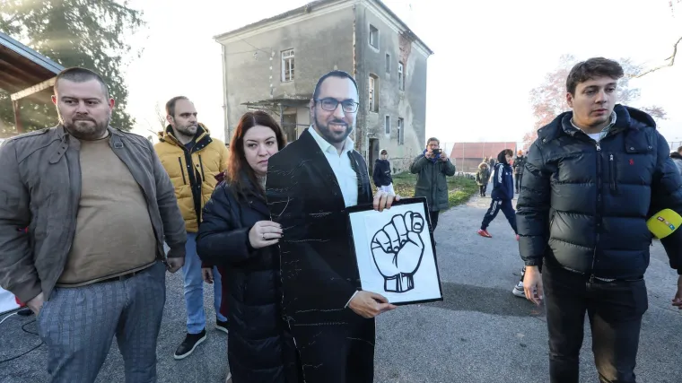 'Toma&scaron;ević' iznenadio okupljene u Donjem Dragono&scaron;cu: 'Ma, je li to stvarno on do&scaron;ao?'