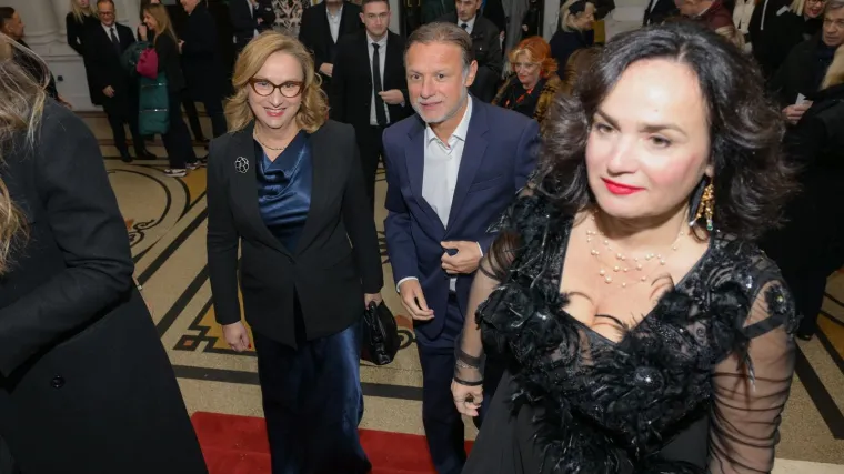 Glumci, političari i supruge, diplomacija: Pogledajte tko je sve bio na premijeri kultnog Ora&scaron;ara