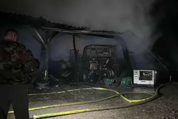 Veliki požar progutao OPG kod Grubišnog polja: Plamen zahvatio štale i strojeve