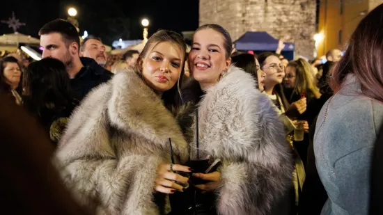 Elegantne u bundicama i savr&scaron;eno dotjerane, ukrale su pažnju na Jolinom koncertu u Zadru