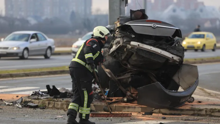 Auto smrskan do neprepoznatljivosti, dijelovi razasuti po cesti: Horor prizori u Velikoj Gorici