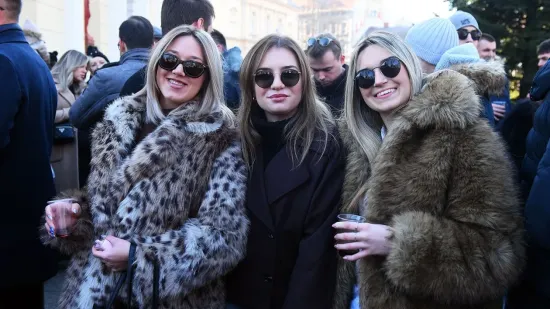 Karlovčanke ukrale show na dnevnom dočeku: Grad prepun ljepotica u top izdanjima