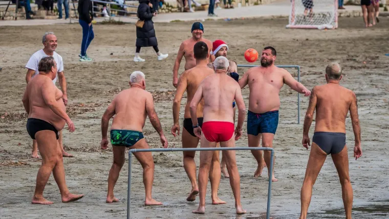 Ove će vam fotografije apsolutno popraviti dan: Balun na pijesku i priča kako je nastao picigin!