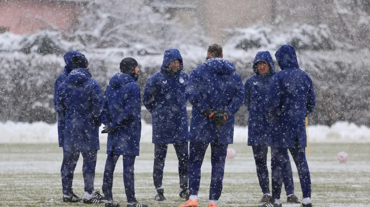 Na treningu Dinama kape, &scaron;alovi i termo donje rublje, a njih dvojica 'luđaka' se skinula