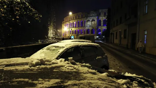 Snijeg u Puli nakon 15 godina! Rijetki prizori odu&scaron;evili građane i turiste