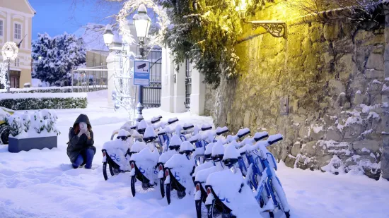 Pogledajte kaos u Zagrebu: Zatrpani auti, bicikli, a snijeg je čistio i &scaron;ef Dolca