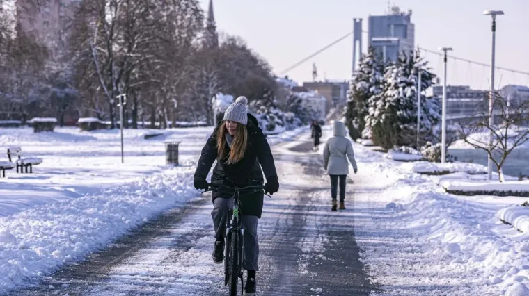 Osječani novu godinu započeli aktivno: Djevojka na biciklu ne boji se leda i zime