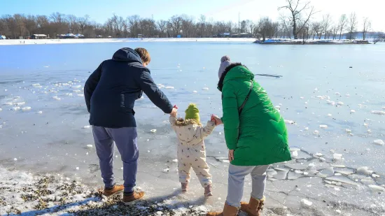 Vri&scaron;te upozorenja, a pogledajte prizore s Jaruna: Ljudi hodaju jezerom, a led puca...