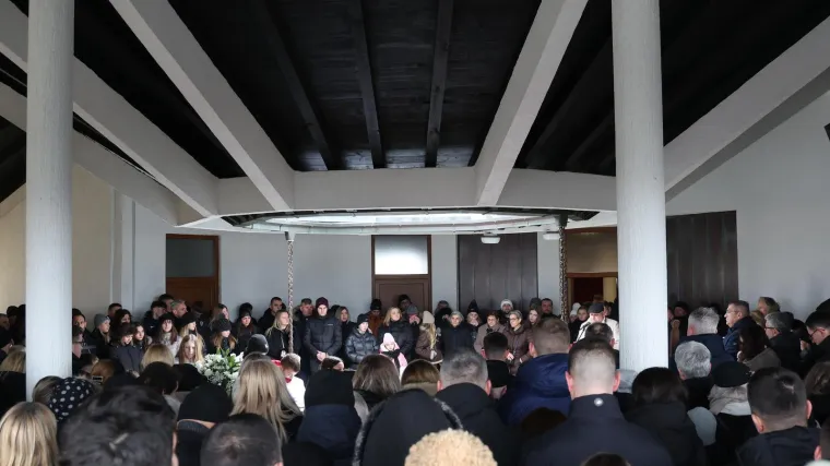 Pokopan legendarni Mladen Bartolović, na pogrebu snimljen i biv&scaron;i ministar